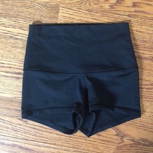 black lululemon shorts